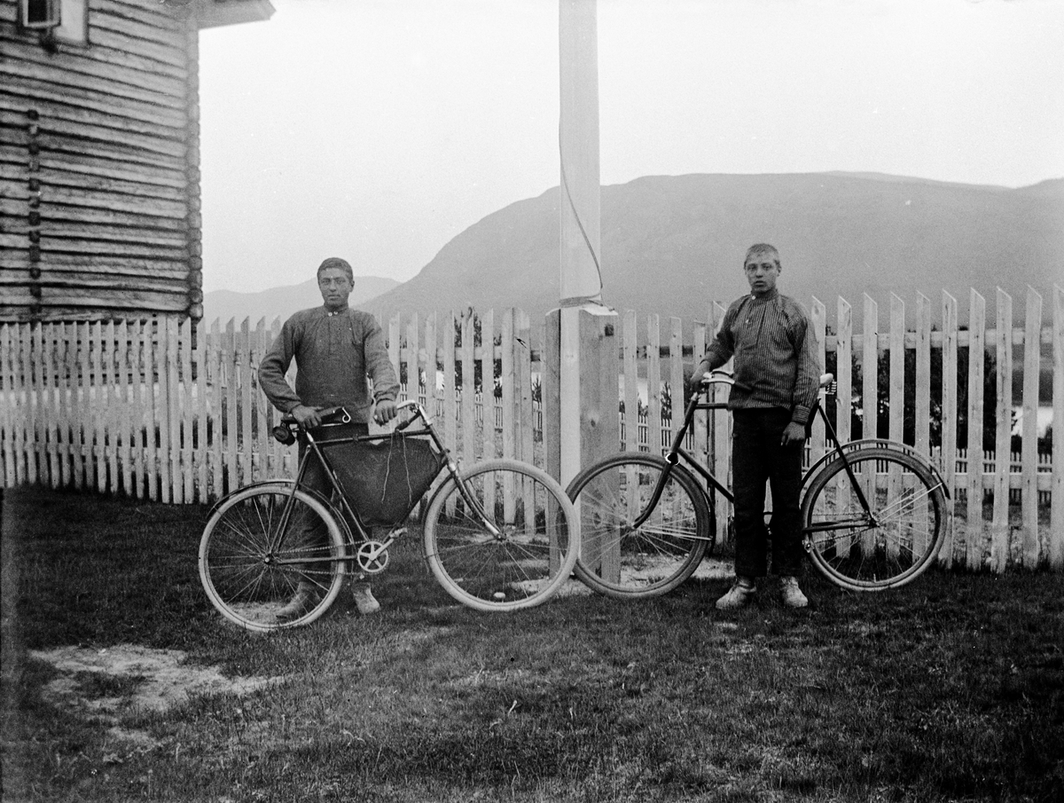 Anders O. Sørhuus, To unge karer med sykler - Anders (1891-) og Georg(1894-1910) Nesteby