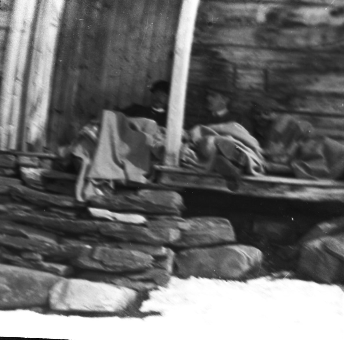 Anders O. Sørhuus, Menn i hyttevegg (dårlig bilde)