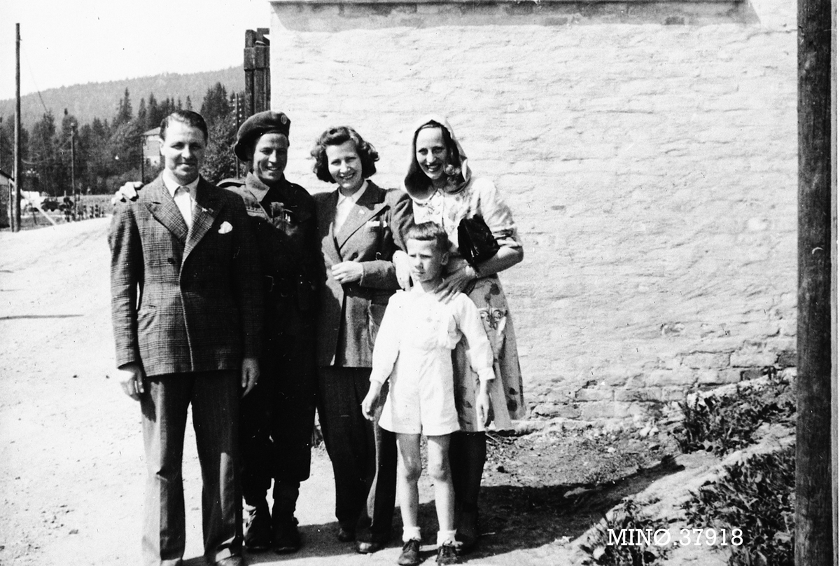 Oddvar Dobloug, Soldat med familie og andre. F.v.: ukjent, Rolf Øvergaard, ukjent, Marit Øvergaard Erichsen. Foran: Ola Øvergaard Erichsen.
