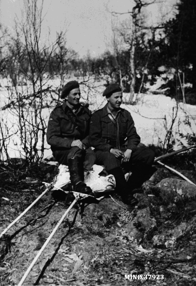 Oddvar Dobloug, To medlemmer av Lingegruppa Grebe Red. F.v.: Hans "Kyllingen" Storhaug og Svein Haadem.