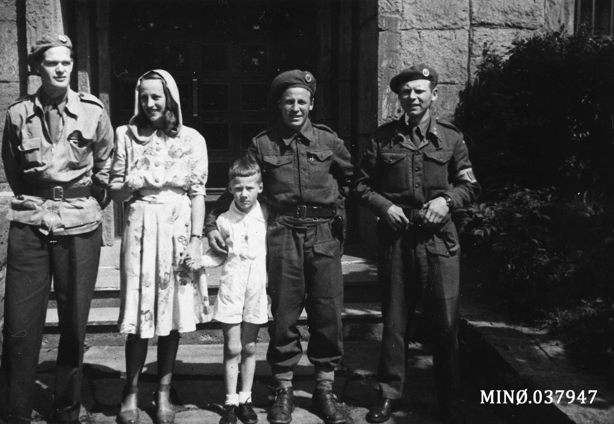 Oddvar Dobloug, F.v.: Kjell Aubert, Marit Øvergaard Erichsen, Ola Øvergaard Erichsen, Rolf Øvergaard og Øivind Andersen.
