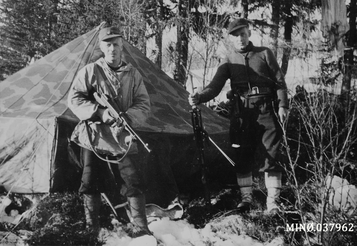 Oddvar Dobloug, Telt utenfor Ruudshytta ("Ambassaden"). Det ble satt opp som supplement for overnatting. F.v.: Kåre Bredesen og Fredrik Brandt.
