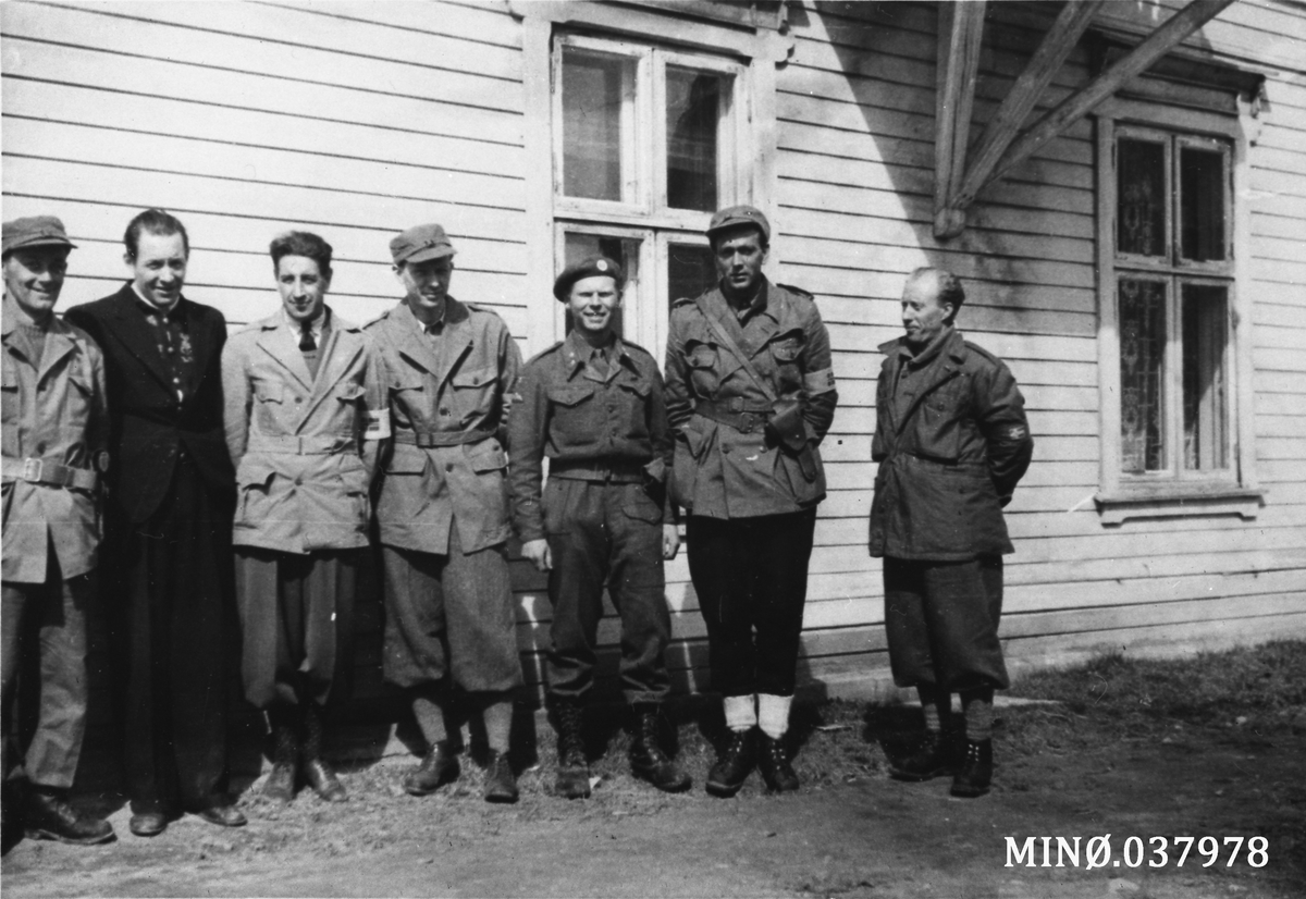 Oddvar Dobloug, Menn med og uten uniform