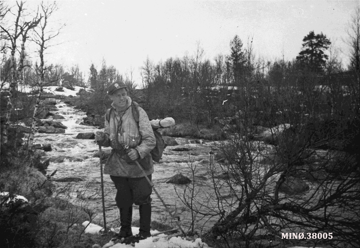 Oddvar Dobloug, Rolf Øvergaard krysser Storgryta på vei ned fra basen 8 mai 1945.