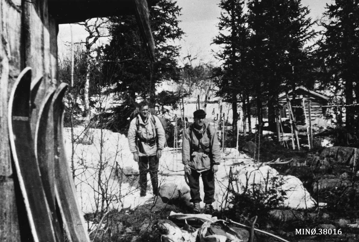 Oddvar Dobloug, Ola Holen og Kåre Bredesen tilbake ved Ruudshytta etter oppdrag.