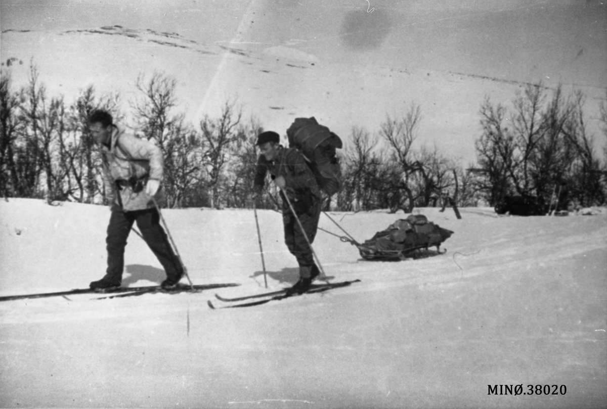 Oddvar Dobloug, Brødrene Holen frakter utstyr og proviant fra oppgravde konteinere rundt Ruudshytta.