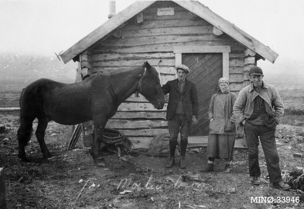 Ukjent, Menn og kvinne , hest, foran bu