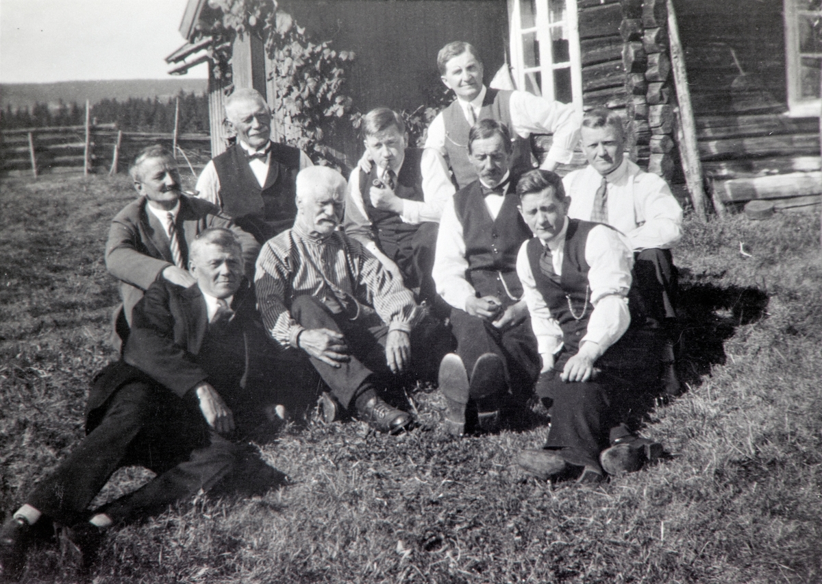 Anno Domkirkeodden, GRUPPE: 9 MENN, 75 ÅRSDAGEN TIL MIKKEL SKJESETH, FRA HØYRE: JENS TØMTE, NILS TØMTE I HOLTER, NILS LØVLIEN, UKJENT, BERNHARD TØMTE, ERIK RØSBAKK, ? SAUGSTAD, MIKAL SKJESETH FORAN, DALBYSRØNNINGEN