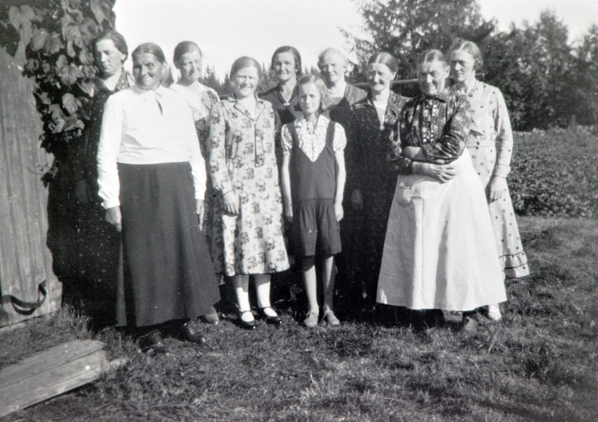 Anno Domkirkeodden, 75 ÅRSDAGEN TIL MIKKEL SKJESETH, FRA VENSTRE: BORGHILD GÅLÅS, ANNE TØMTE, ANNE PALERUD, UKJENT, KAREN TØMTE, UKJNET, UKJENT, AGNETE RØSBAK, KRISTINE DALSBYSRØNNINGEN, UKJENT.