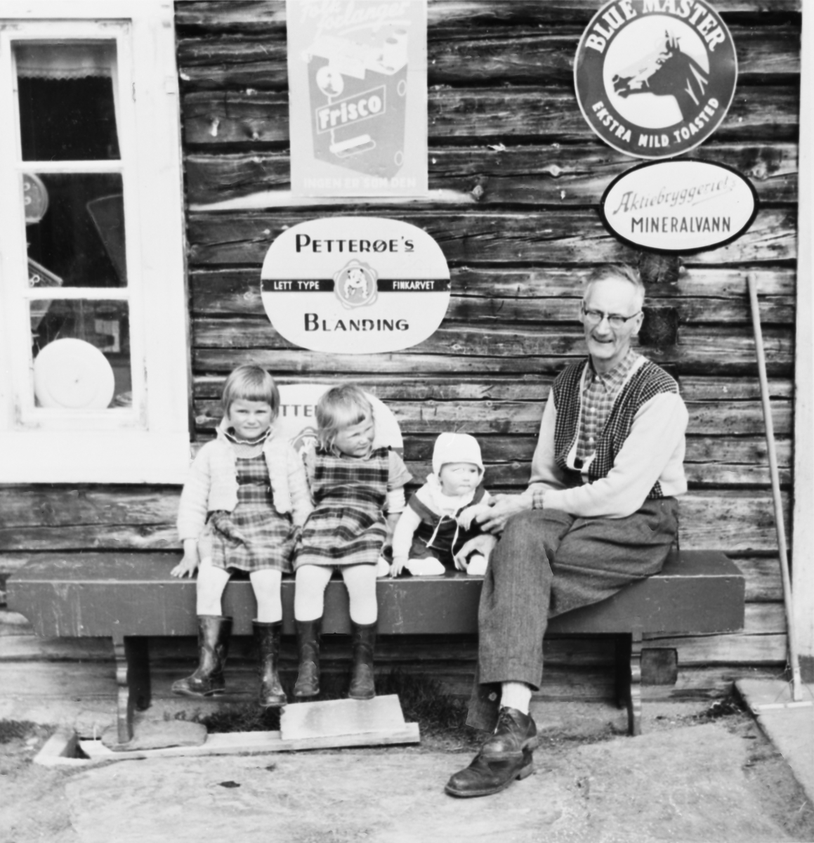 Ukjent, Barn og en eldre mann foran bygning