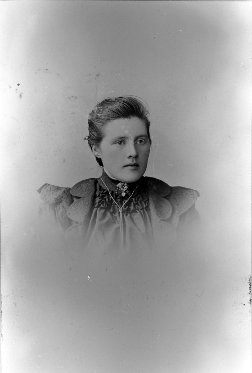 Ukjent, Portrett av kvinne - Sigrid Olsdatter Kveberg - Norsa (født 1878), gift med O. Tømmerås, Askim