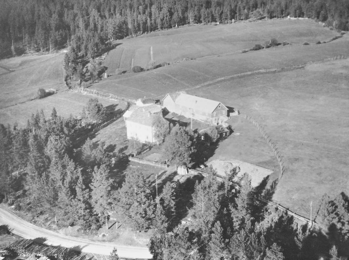 Widerøes Flyveselskap A/S, Gardsbilde, flyfoto. Brennvang i Tunndalen, kalt oppå Vanga