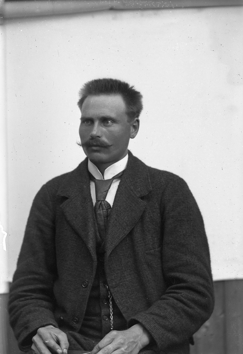 Jakob Jakobsen Engerdal, Mann m/bart og "piggsveis". Med dress og klokkekjede. Gjermund O. Nordgaard (?)