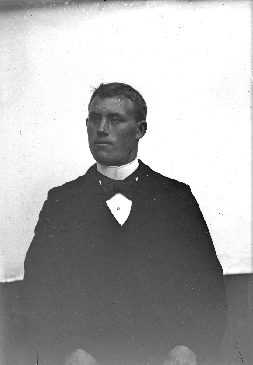 Jakob Jakobsen Engerdal, Mann med mørk dress og sløyfe.