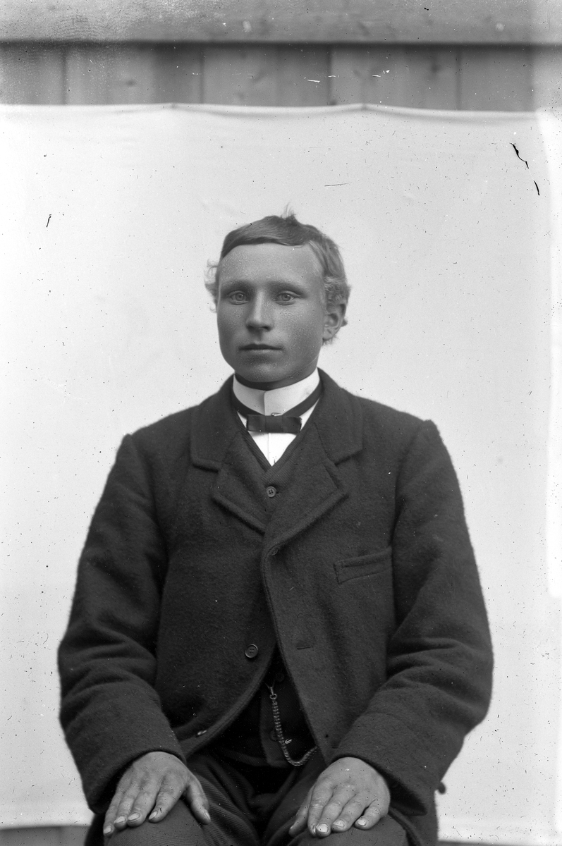 Jakob Jakobsen Engerdal, Ung mann i mørk dress og sløyfe.