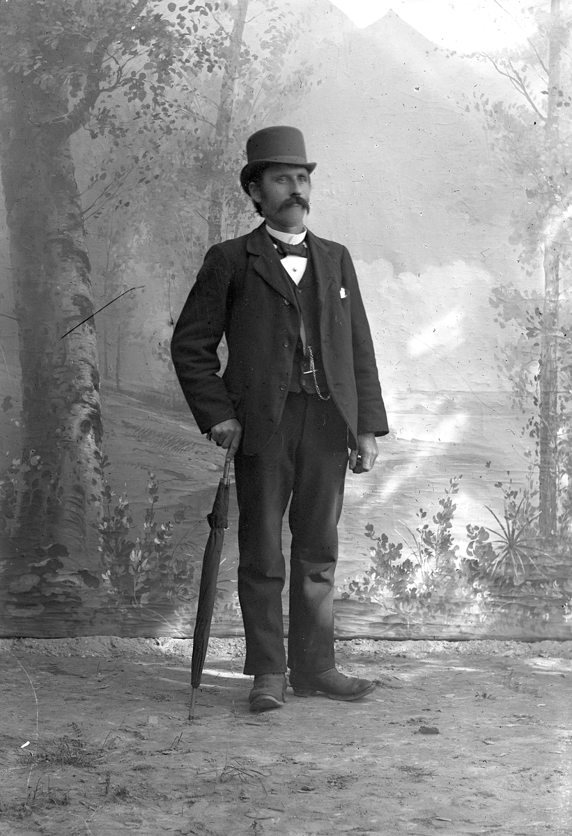 Jakob Jakobsen Engerdal, Mann med hatt og paraply.