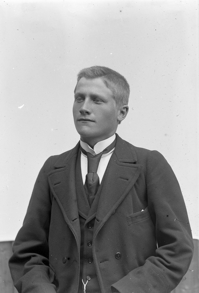 Jakob Jakobsen Engerdal, Ung mann i dress og slips.