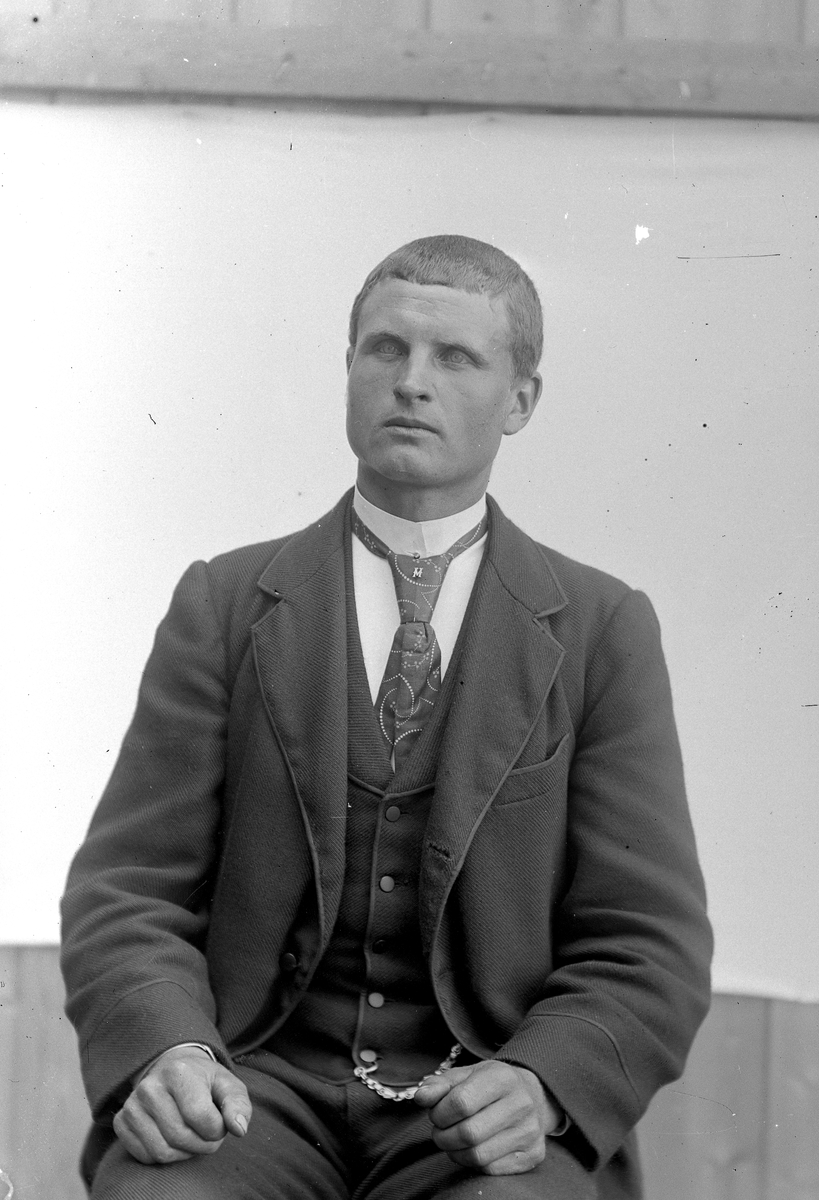 Jakob Jakobsen Engerdal, Mann med dress og slips (mønstret) og klokkekjede.