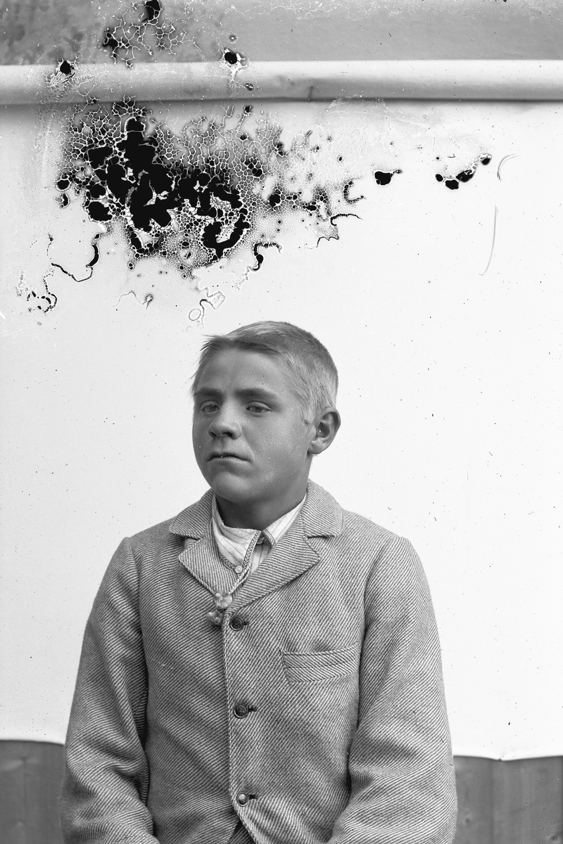 Jakob Jakobsen Engerdal, Gutt i lys dress.