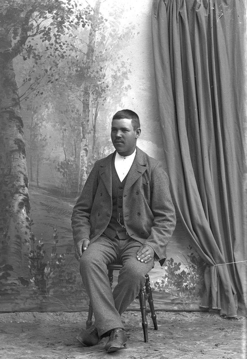 Jakob Jakobsen Engerdal, Ung mann, sitter.