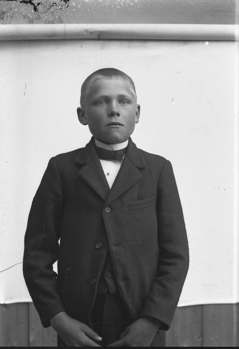 Jakob Jakobsen Engerdal, Ung gutt i dress og sløyfe.