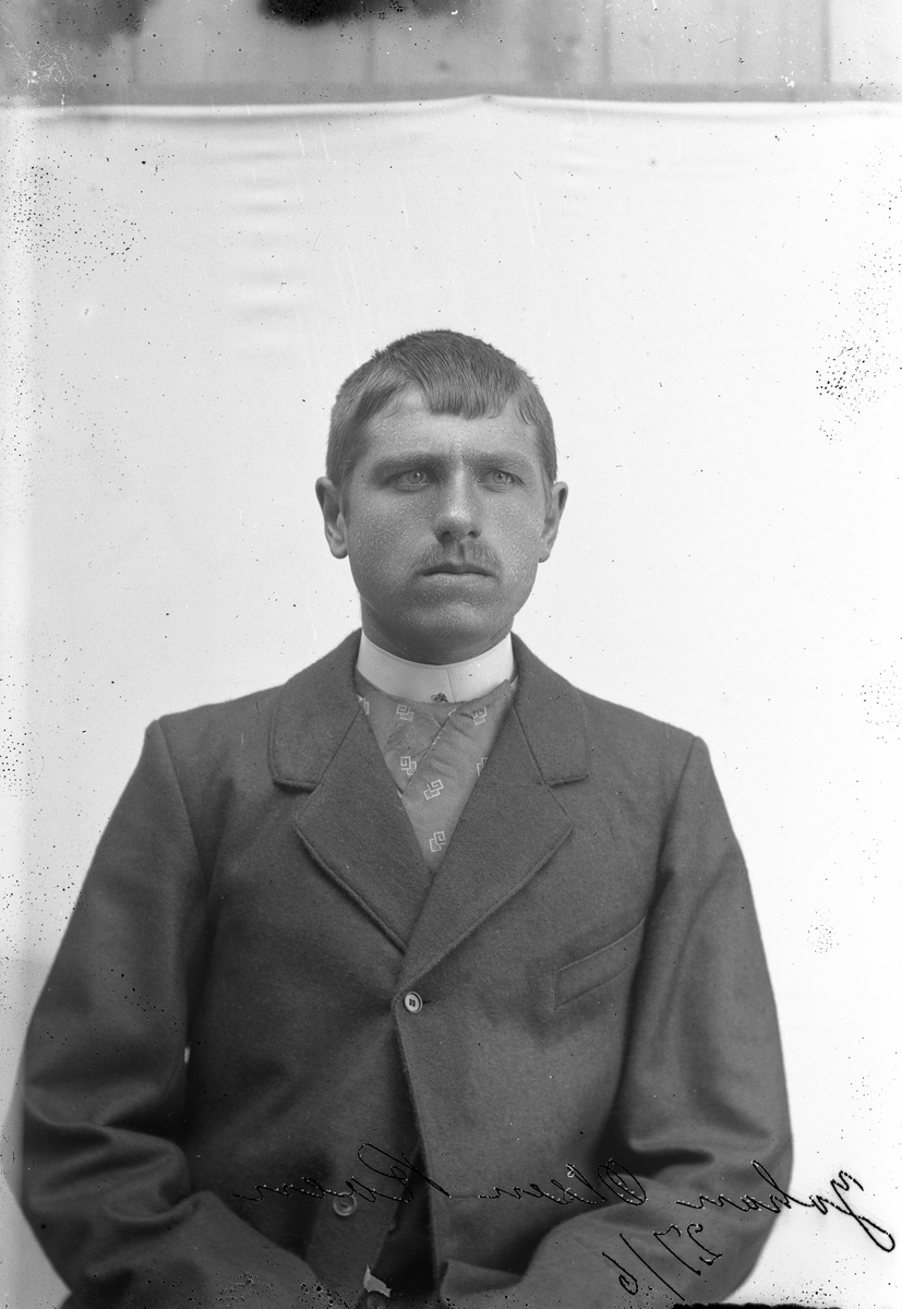 Jakob Jakobsen Engerdal, Ung mann i dress og mønstret vest. Johan Olsen Roen(?). 27/6.