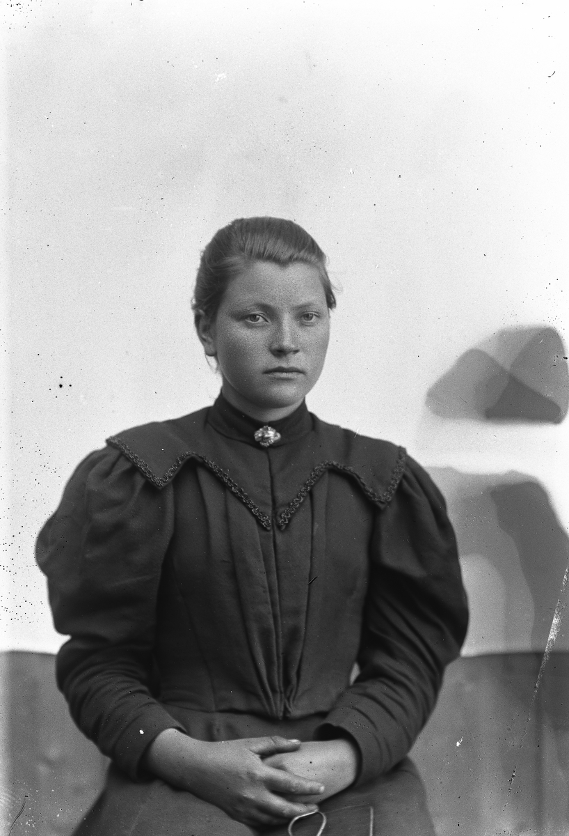 Jakob Jakobsen Engerdal, Ung jente.