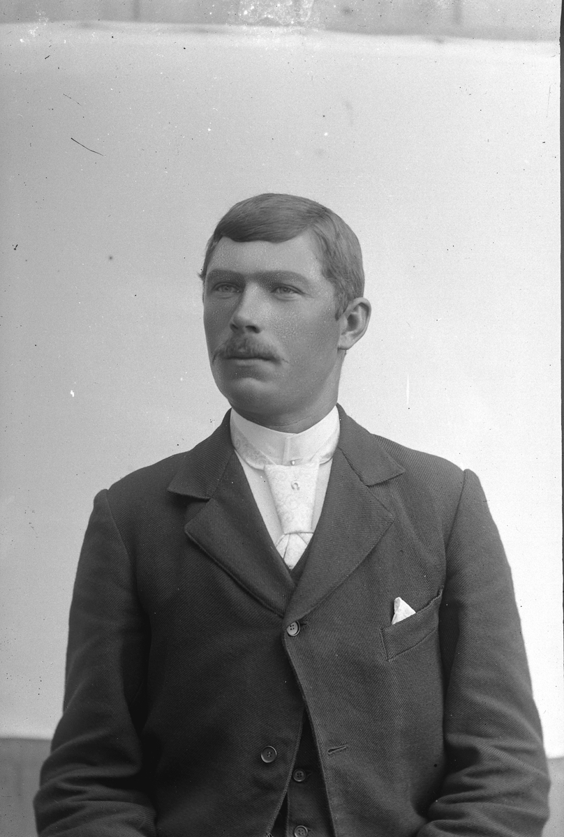 Jakob Jakobsen Engerdal, Ung mann m/bart.