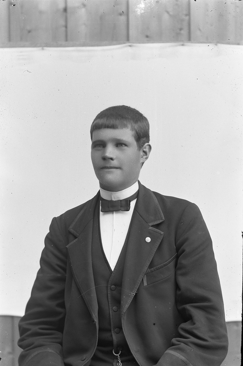 Jakob Jakobsen Engerdal, Ung mann i mørk dress og sløyfe.