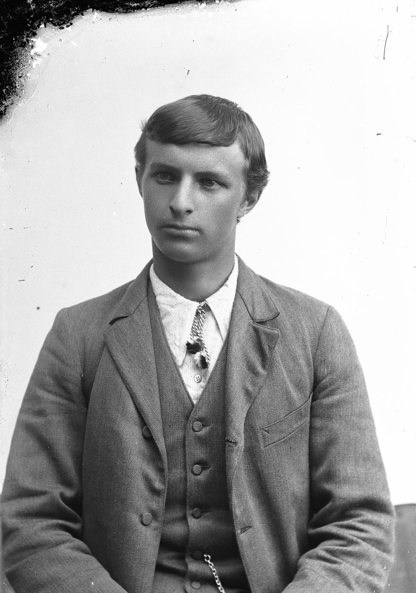 Jakob Jakobsen Engerdal, Ung mann med lys dress. Johan Sætre(?).
