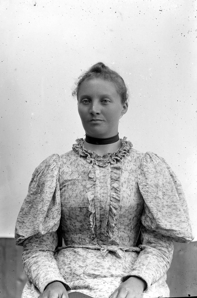 Jakob Jakobsen Engerdal, Ung jente med lys kjole.