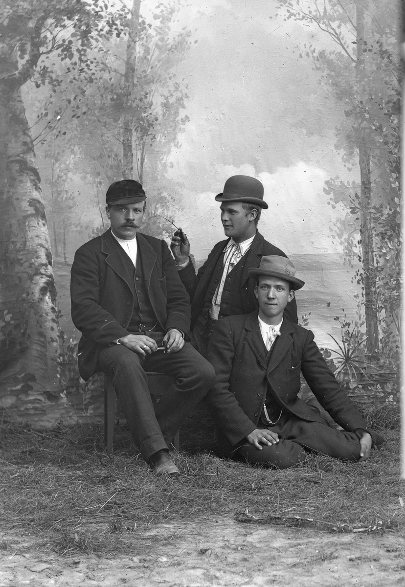 Jakob Jakobsen Engerdal, Portrett av 3 menn med dress og hatt, sitter.
