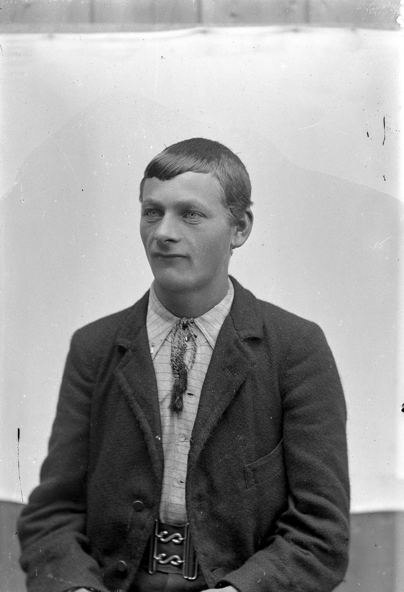 Jakob Jakobsen Engerdal, Studioportrett, ung mann, mann med lys, stripet skjorte og "lisse" i halsen. Lissebinding i halsen. Bredt belte. Svensk?