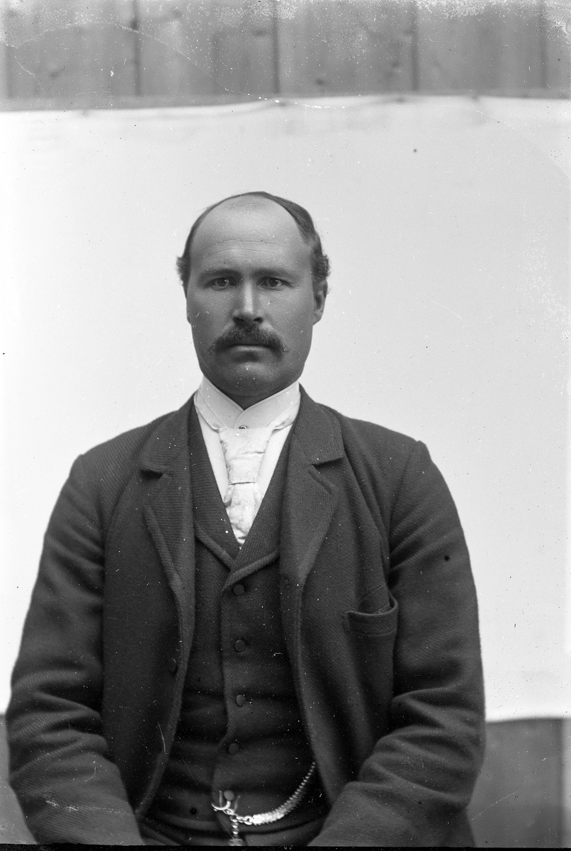 Jakob Jakobsen Engerdal, Portrett av mann.