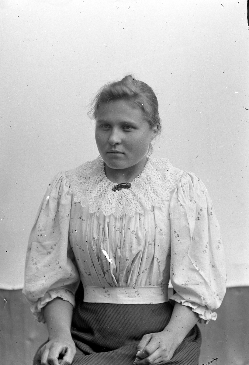 Jakob Jakobsen Engerdal, Ung dame med lys bluse m/blondekrage.