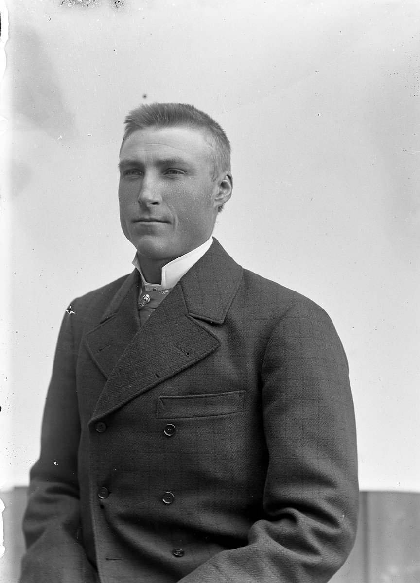 Jakob Jakobsen Engerdal, Portrett av mann.