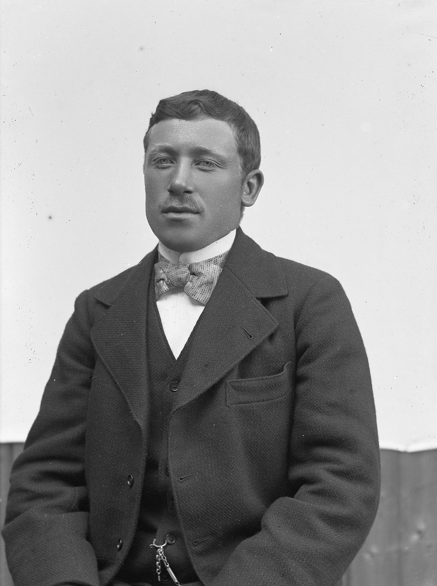 Jakob Jakobsen Engerdal, Portrett av mann. Dette er Gjermund Olsen Haugen (f. 1875), bodde på Kjernli i Nybergsund. Samme portrett er brukt i Trysilboka 2. bind s. 135.
