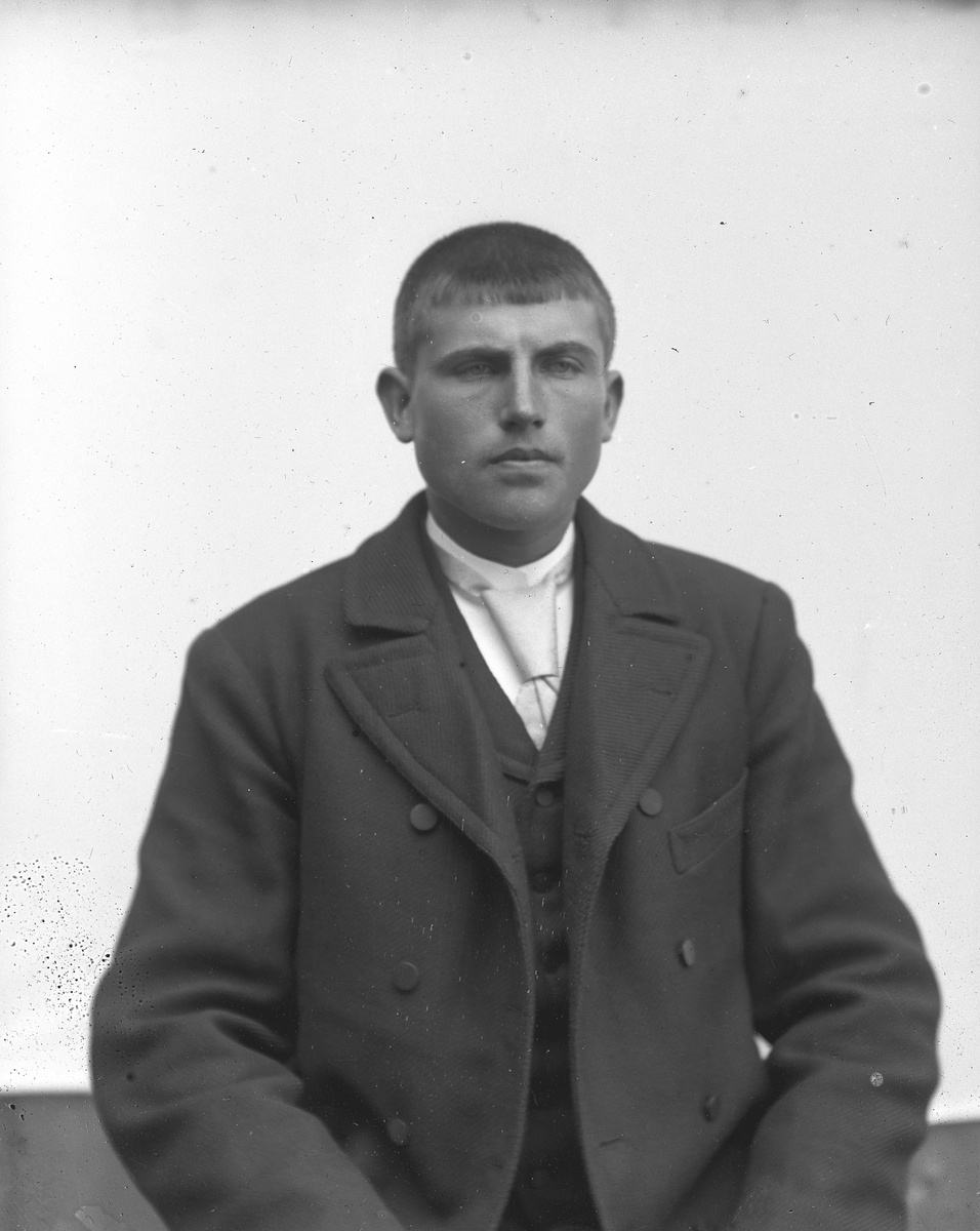 Jakob Jakobsen Engerdal, Portrett av ung mann.