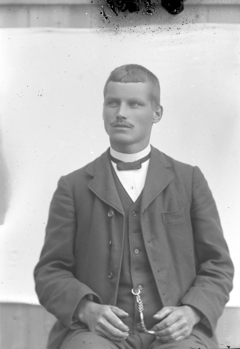 Jakob Jakobsen Engerdal, Portrett av ung mann.