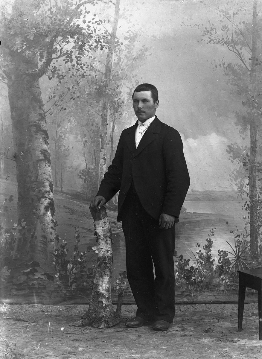 Jakob Jakobsen Engerdal, Ung mann, står ved en trestubbe.