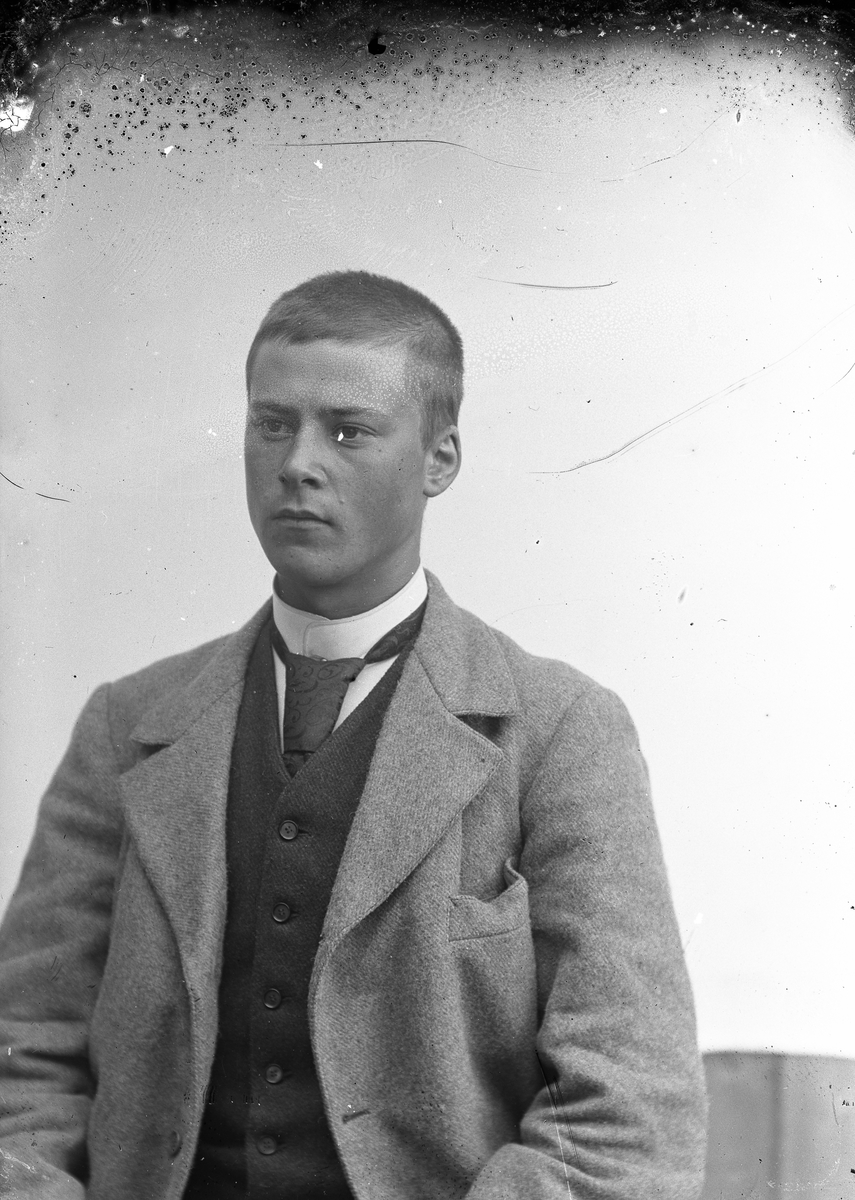 Jakob Jakobsen Engerdal, Portrett av ung mann.