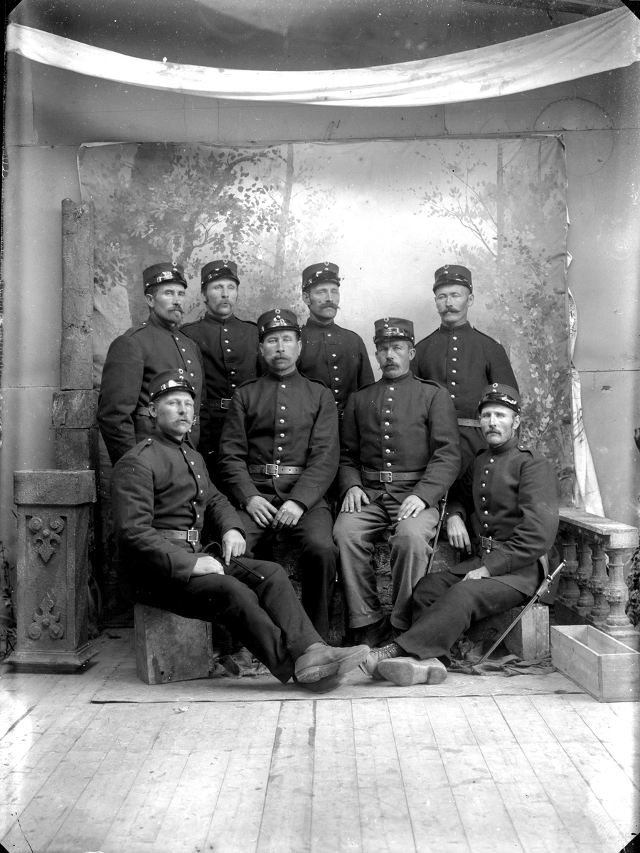 Jakob Jakobsen Engerdal, Gruppeportrett, åtte soldater i militæruniform, studio.