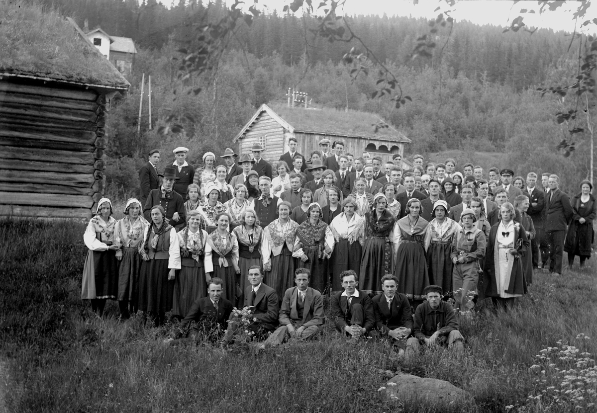 Jakob Jakobsen Engerdal, Stor forsamling på Bygdetunet/Solbakken, med Eltdalstuggua i bakgrunnen. Kvinner med drakter/bunad, også enkelte menn i bunad. Omtrent midt på bildet ses forfatterne Oskar Braaten og Sven Moren (med hatt). Kanskje foreningen Trysalir?