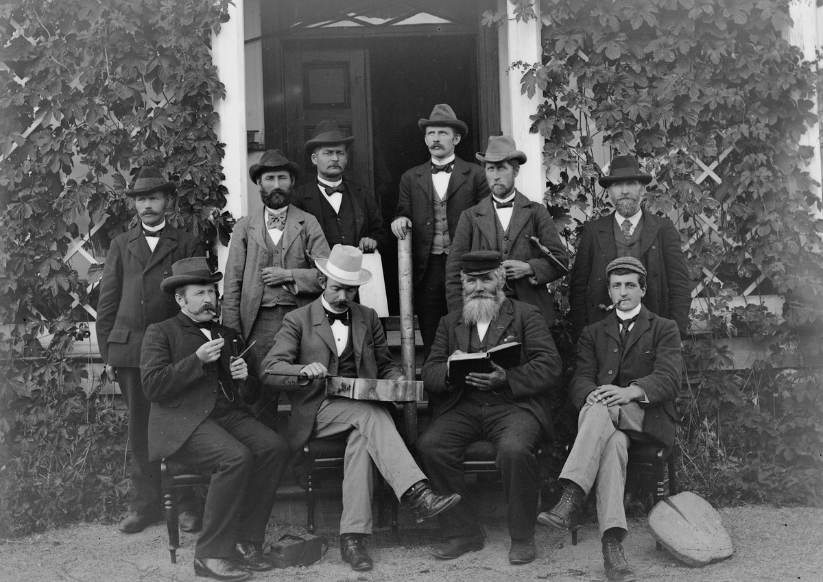 Jakob Jakobsen Engerdal, Stor gruppe menn. Tømmeroppmåling/oppkjøp. Fra det gamle administrasjonsbygget på Ørns Minde, trolig i 1890-1892 med svenske og norske funksjonærer i Mølnbacka-Trysil. Foran fra venstre Gran, J. Weng,,ingeniør og bolagsfullmektig i Trysil 1890-1892, G.O. Floden, hjelpefullmektig i Ljørdalsskogene, …