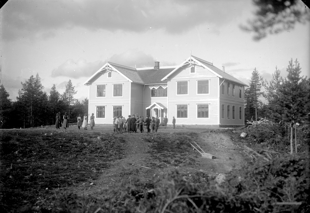 Jakob Jakobsen Engerdal, Elever og lærer i aktivitet foran skolebygning. Nybergsund skole, som brant ned etter bombingen 11. april 1940.