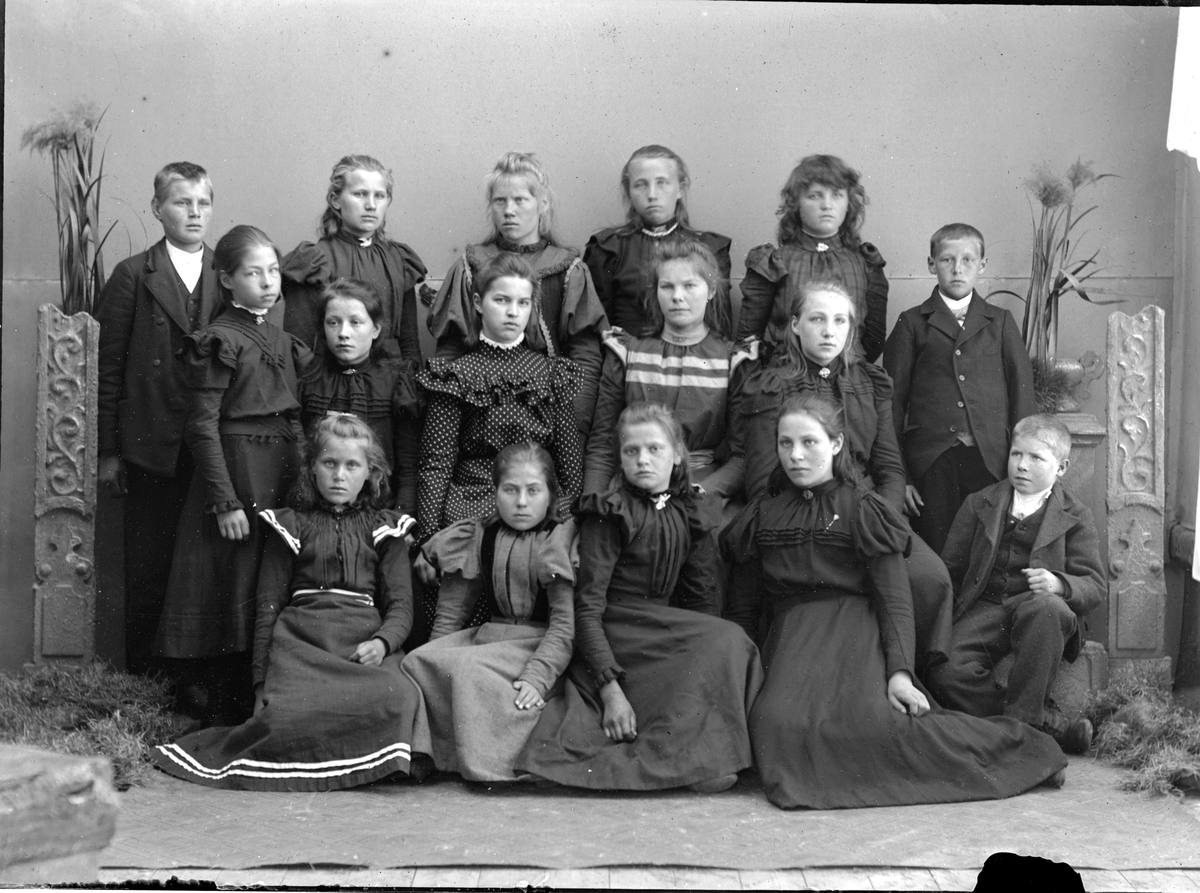 Jakob Jakobsen Engerdal, Studioportrett, gruppe. Skoleklasse, 13 jenter og tre gutter. Et ganske likt bilde er brukt i Trysilboka, 6. bind s. 299(info om bildet samme sted) 1. rekke f.v.: ukjent, ukjent, ukjent, Karine Kjernet g. Skjærstad, ukjent. 2. rekke f.v.: Emilie Hafnor Bang, ukjent, Karine Sætre g. Galaasen, ukjent…