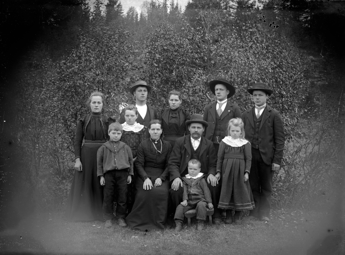 Jakob Jakobsen Engerdal, Gruppeportrett, utendørs. Andreas (1853) og Gjertrud (1861) Hegg m. familie.