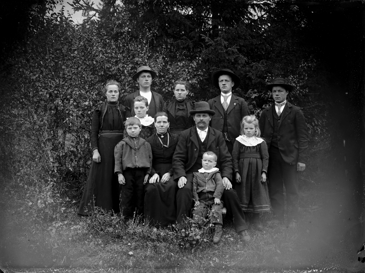 Jakob Jakobsen Engerdal, Gruppeportrett, utendørs. Andreas (1853) og Gjertrud (1861) Hegg m. familie.