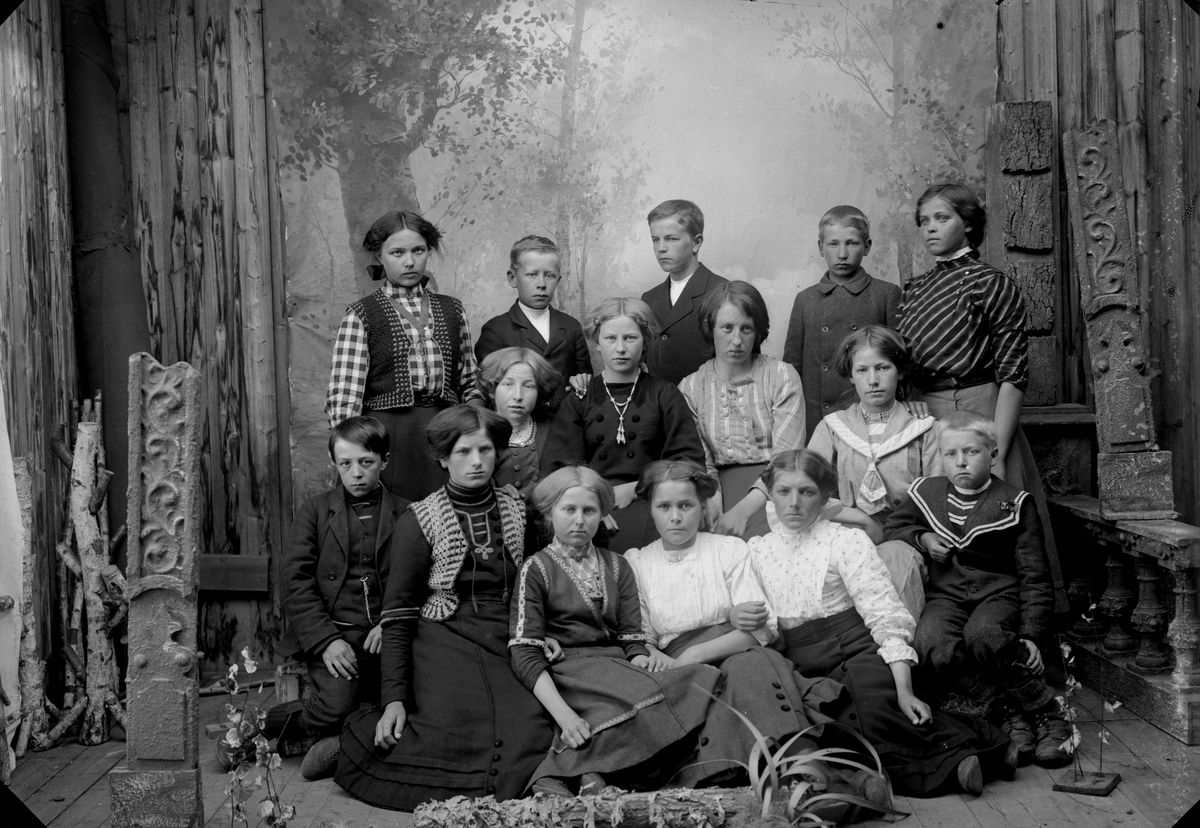Jakob Jakobsen Engerdal, Skoleelever født ca. 1900. 1. rekke fra v.: Paul Sætre, Anna Nyberg, g. Nyholm, Helga Engebakk g. Pedersen, Helga Nabben g. Geraghty, Oline Tørmo g. Holdheim og Trygve Sørli. 2. rekke fra v.: Inga Sørli g. Olsson, Agnes Granli g. Stensløkken, Signe Vesterhaug g. Rynning og Olga Moen g. Hansen. 3. r…