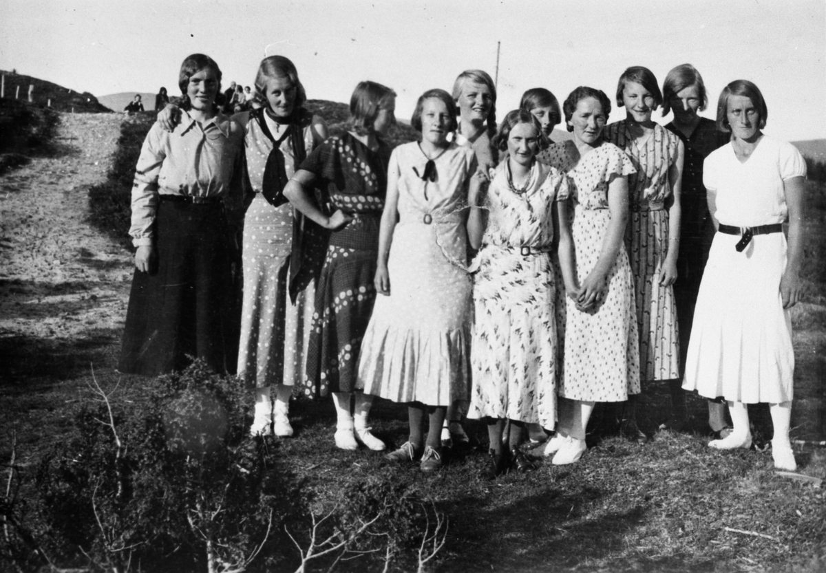 Ukjent, Ved idrettsplassen - gruppe kvinner